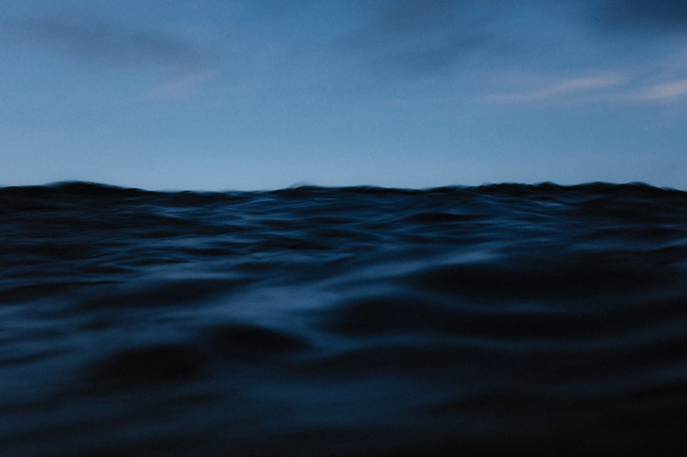 Mer bleu foncé par une journée grise